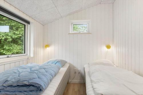 ein Schlafzimmer mit zwei Betten und einem Fenster in der Unterkunft SJ203 Børkop - Bjørnsvej 16 in Børkop