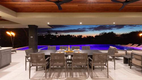 Un lugar para sentarse en ❤PiH❤ Hawaiian Elegance Short walk to best beaches Heated Lap Pool Spa