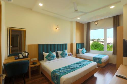 ニューデリーにあるHotel The Best Delhi Airportのベッドが2つと窓があるホテルの部屋