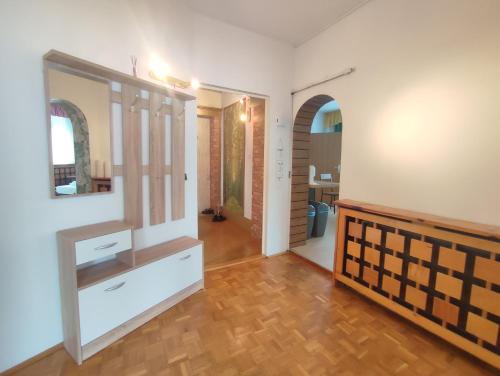 a room with a hallway with a mirror on the wall at FerienHaus "Grimberg" & großes Grundstück in Schwarzenbrunn