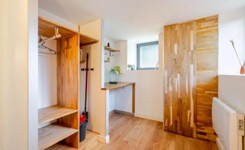a room with a closet with a wooden door at Côté Jardin, Entre lac et montagne in Publier