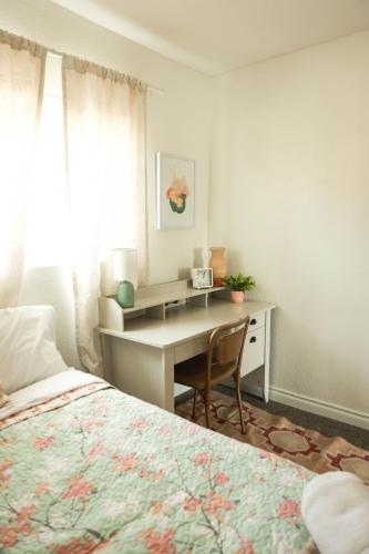 a bedroom with a desk and a bed and a desk at Central Richland 3 bedroom in Richland