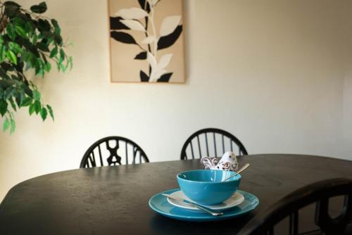 a table with a blue bowl on a plate at Central Richland 3 bedroom in Richland