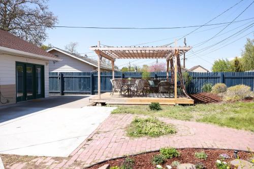 a pergola with a table and chairs on a patio at Central Richland 3 bedroom in Richland