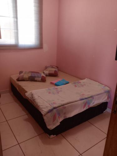 une chambre avec deux lits dans une pièce dans l'établissement Hostel & Cia Itanhaém, à Itanhaém