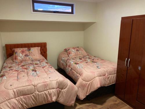 a bedroom with two beds and a window on the wall at Contacto con la naturaleza y cerca de Santiago in María Pinto