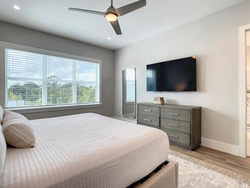 Televisyen dan/atau pusat hiburan di New Luxury Duplex, Private Pool, Walk to Flagler