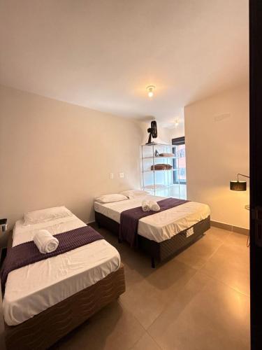 En eller flere senge i et værelse på LK Santa Efigênia 1