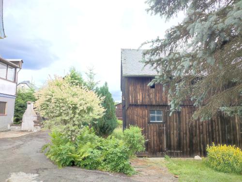a house with a wooden fence and a yard at FerienHaus "Grimberg" & großes Grundstück in Schwarzenbrunn