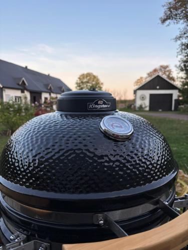 Een close-up van een zwarte pan op een grill. bij Charmig Ölandsgård in Köpingsvik