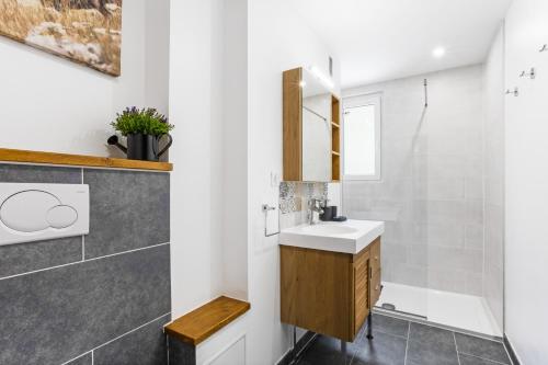 a bathroom with a sink and a mirror at Apartment Le Panoramic in Chamonix