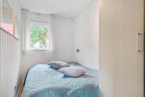 una camera da letto con un letto con due cuscini sopra di SJ269-Hejls-Ved-Kysten-1 a Hejls