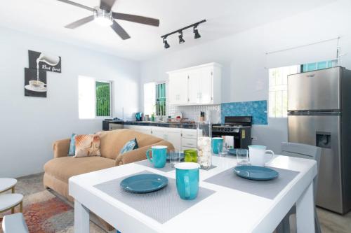 Dapur atau dapur kecil di Secret Gems 1 Bedroom Apartment, Pool & Lounge Area