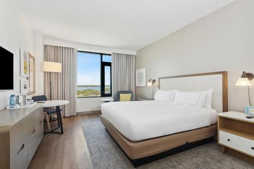 Ein Bett oder Betten in einem Zimmer der Unterkunft The Lodge at Gulf State Park, A Hilton Hotel