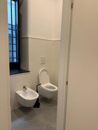 a bathroom with a toilet and a sink at Al 4 Piano in Naples
