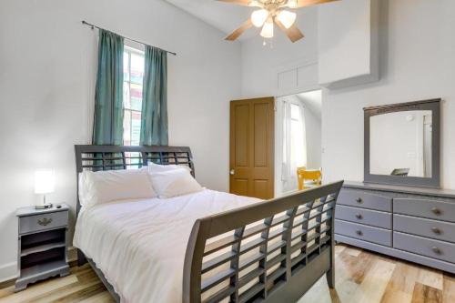 En eller flere senge i et værelse på Bywater Beauty Near music and Fun