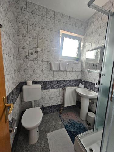 Ένα μπάνιο στο Rooms MIG