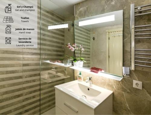 une salle de bain avec un lavabo et un miroir dans l'établissement Apartamento Azahara, à Cordoue