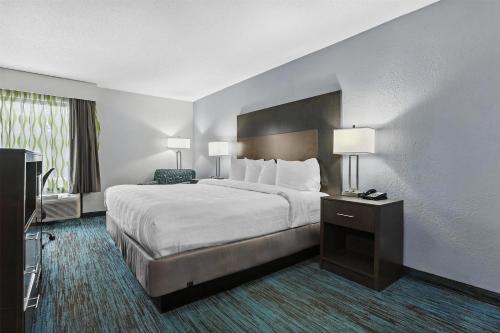 Katil atau katil-katil dalam bilik di Best Western Southwest Little Rock