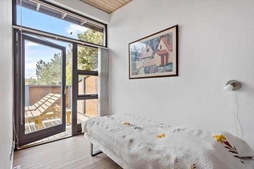 una camera con un letto e una grande porta scorrevole in vetro di LL207-Humble-Piledybet-52-A a Humble