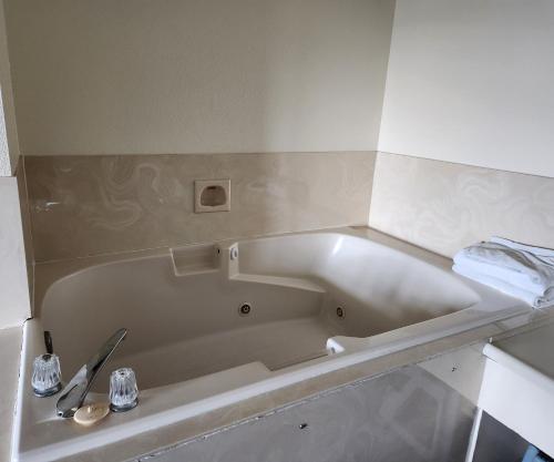 Ein Badezimmer in der Unterkunft Bayview Inn