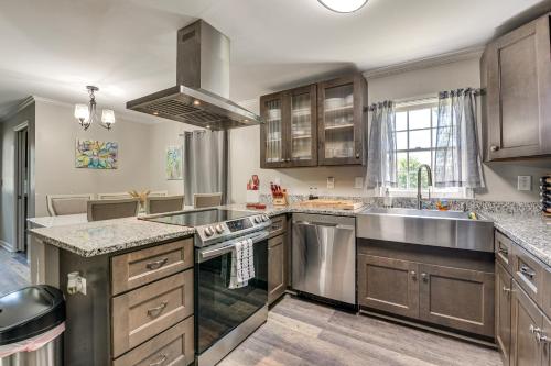 Η κουζίνα ή μικρή κουζίνα στο Steps to Playground Family Home in Douglasville!