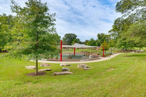 Κήπος έξω από το Steps to Playground Family Home in Douglasville!