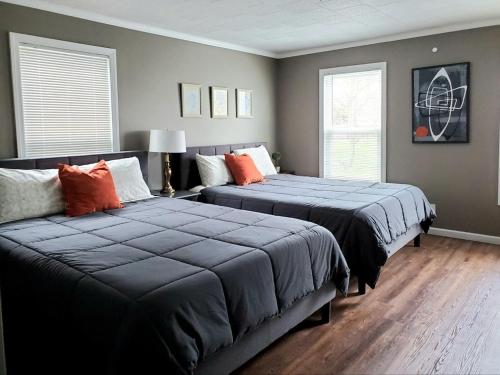 a bedroom with two beds and a window at Gray Goose - Close to Falls & Casino in Niagara Falls