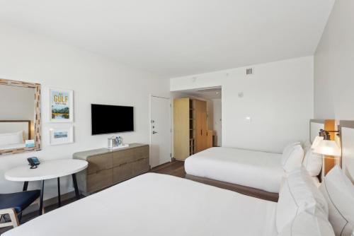 Ein Bett oder Betten in einem Zimmer der Unterkunft The Lodge at Gulf State Park, A Hilton Hotel