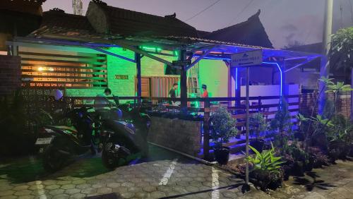 Un edificio con una motocicleta estacionada enfrente. en Uli Wood Villa, Jimbaran BALI - near GWK, en Jimbaran