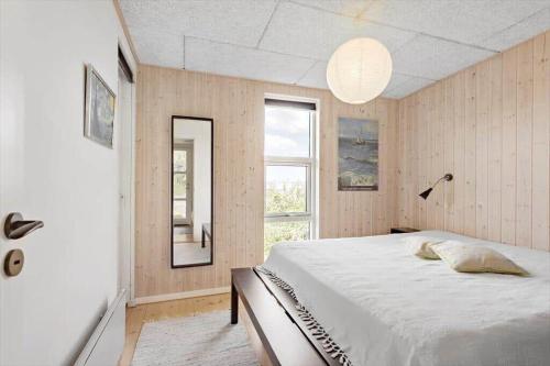 Postel nebo postele na pokoji v ubytování LL234-Tranekaer-Helletofte-Strand-27