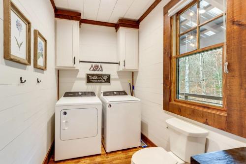 Φωτογραφία από το άλμπουμ του Blue Ridge Mountain Retreat - The Lazy Daze Cabin σε Blue Ridge