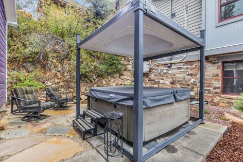 un barbecue avec une hotte sur une terrasse dans l'établissement Park City Retreat Walk to Main plus Private Hot Tub, à Park City