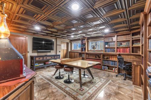 un bureau à domicile avec un plafond en bois et une table dans l'établissement Park City Retreat Walk to Main plus Private Hot Tub, à Park City