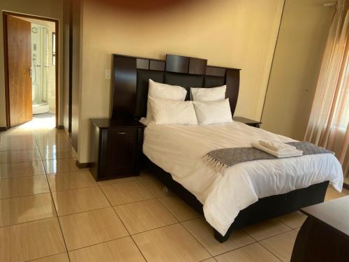 Ένα ή περισσότερα κρεβάτια σε δωμάτιο στο Blue Hazel Guest House