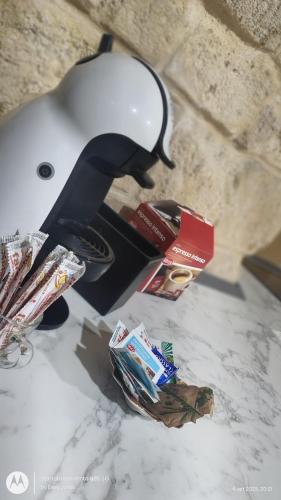 un primo piano di una maschera su un tavolo di La Casa del Colosso a Barletta