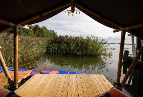 Un paisaje natural cerca del tented camp