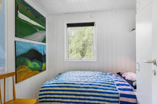 a bedroom with a bed and a window at LL252-Humble-Laxtonvej-36 in Humble