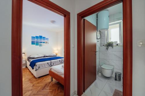 ブレラにあるSea Paradiseのベッドとガラスのシャワーを備えた寝室