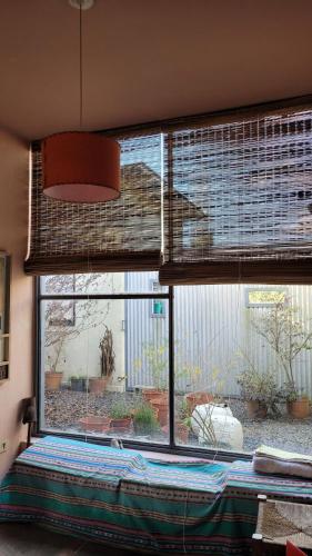 Una ventana en una habitación con persianas. en Casadearte, en Arana