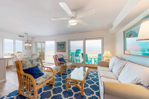 una sala de estar con un sofá y sillas en Town of Bethany Beach -- 96C Second St, en Bethany Beach