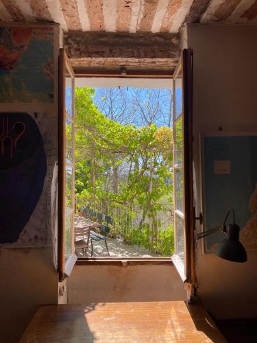 a window in a room with a view of a yard at Il était une fois à Lagnes in Lagnes