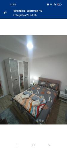 Una foto de una cama en una habitación en Vikendica i apartman HS, en Pirot