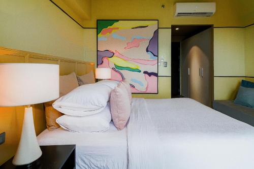 Una cama o camas en una habitación de Aeon Towers Private Residential Apartments I Next to Abreeza Ayala Malls I Prime Location l Fast Wifi l Free Pool I Managed by Bleuspace
