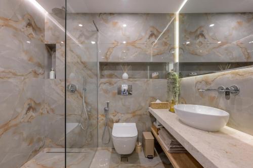 Ένα μπάνιο στο Luxury Apartment Sea Prestige - Jacuzzi, Sauna and Steam Bath
