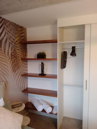 Romantic studio with parking and AC zone 10にあるベッド