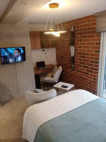 Romantic studio with parking and AC zone 10にあるテレビまたはエンターテインメントセンター