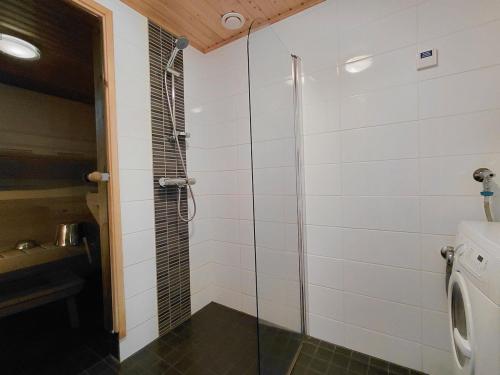 Ένα μπάνιο στο Cozy 2-room apartment with sauna & free parking