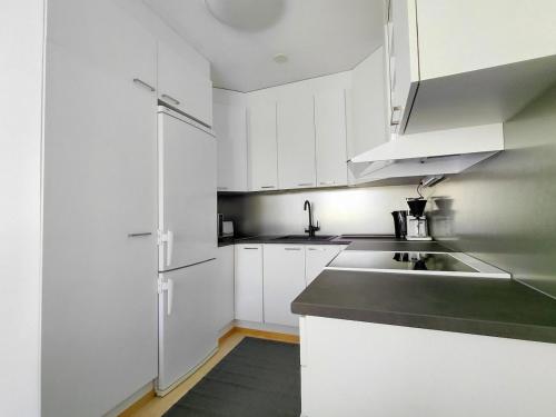 Η κουζίνα ή μικρή κουζίνα στο Cozy 2-room apartment with sauna & free parking
