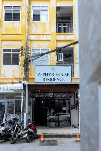 Bangunan di mana terletaknya aparthotel ini
